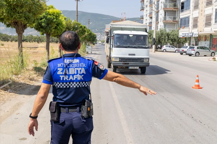 İzmir Büyükşehir Belediyesi Tarım İşçisi Servislerini Denetledi, Korsan Taşımacılık Yapan Araçlar Trafikten Men Edildi