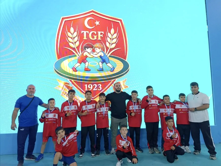 Yunusemre Belediyespor Minik Güreşçileri Türkiye Şampiyonası'nda 11 Madalya Kazandı