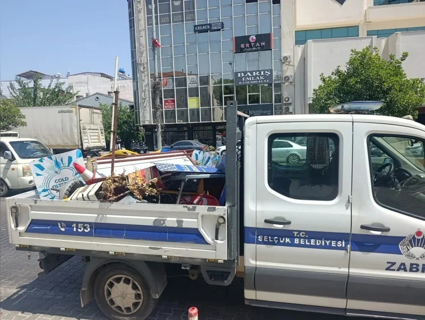 Efes Selçuk'ta Kaldırım İşgallerine Karşı Denetimler Sürüyor, Kurallara Aykırı Eşyalar Toplanıyor