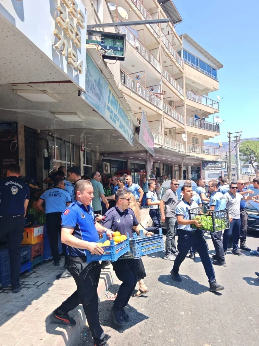 Bayraklı’da Kamusal Alan İşgallerine Ortak Denetim Yapıldı, 38 Seyyar Satıcı ve İşletmeye Ait Malzemeler Muhafaza Altına Alındı