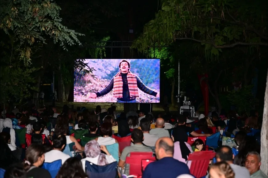 Manisa Büyükşehir Belediyesi Açık Hava Sinema Geceleri ile yaz akşamlarında nostalji rüzgârı estiriyor