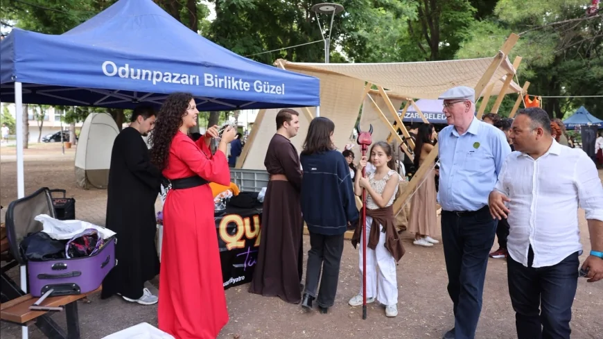 Odunpazarı Belediye Başkanı Kazım Kurt Rönesans Panayırı’nda Gençlerle ve Sanatseverlerle Bir Araya Geldi
