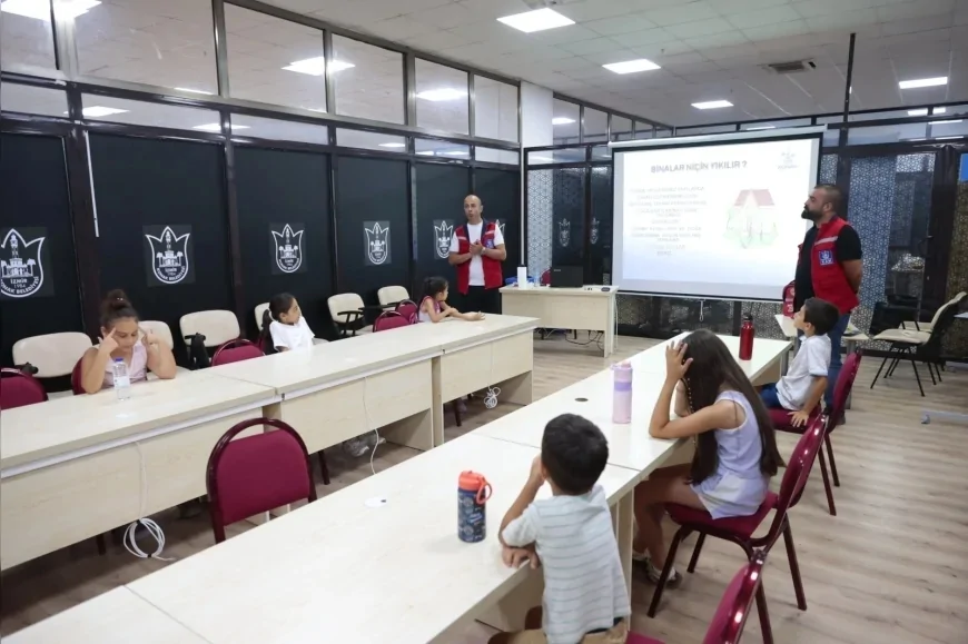 Konak Belediyesi Çocuk Yaz Programı kapsamında çocuklar Afet Farkındalık Atölyesi'nde deprem bilinci kazandı