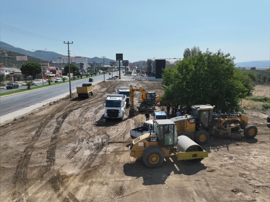 Edremit Belediyesi E-87 Karayolu’nda Trafiği Rahatlatacak 1,5 Kilometrelik Yan Yol Çalışmasını Sürdürüyor