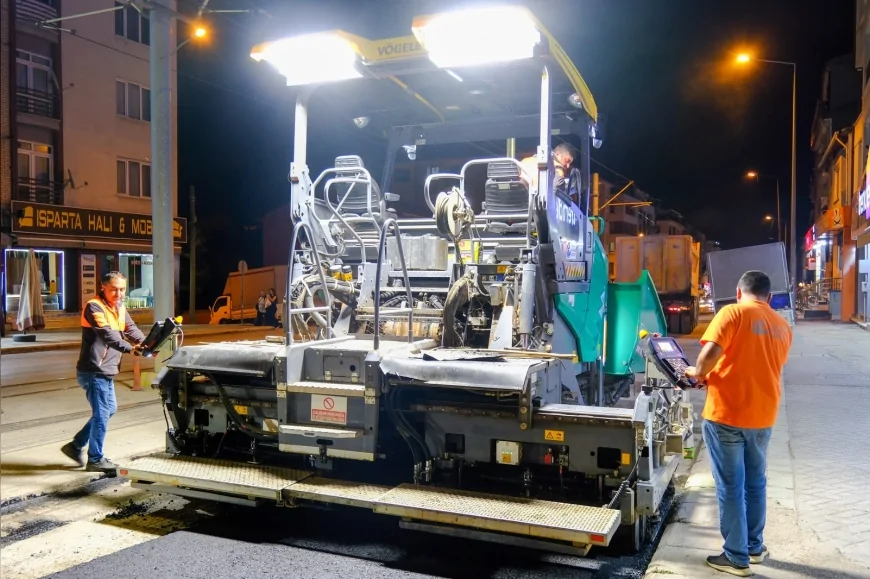 Eskişehir Büyükşehir Belediyesi Ertaş Bulvarı'ndaki Gece Mesaisiyle Yol Bakım Çalışmalarını Tamamladı