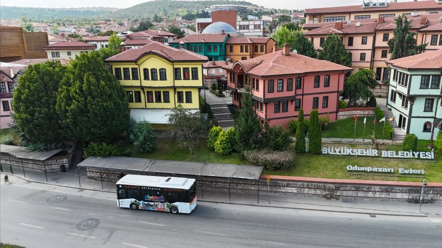 Eskişehir Büyükşehir Belediyesi OtobEs26 Turistik Eskişehir Hattı'nı Hizmete Aldı, Kentin Turistik Noktaları Tek Ulaşım Hattında Buluştu