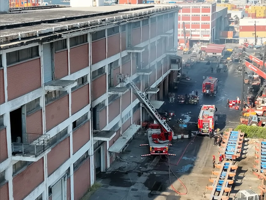 İzmir Liman İşletmesi'ndeki yangın itfaiyenin hızlı müdahalesiyle büyümeden kontrol altına alındı