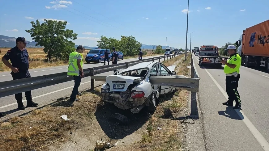 Çorum-Ankara Karayolu'nda Tır ile Otomobil Çarpıştı, Bariyerlere Saplanan Sürücü Yaralandı