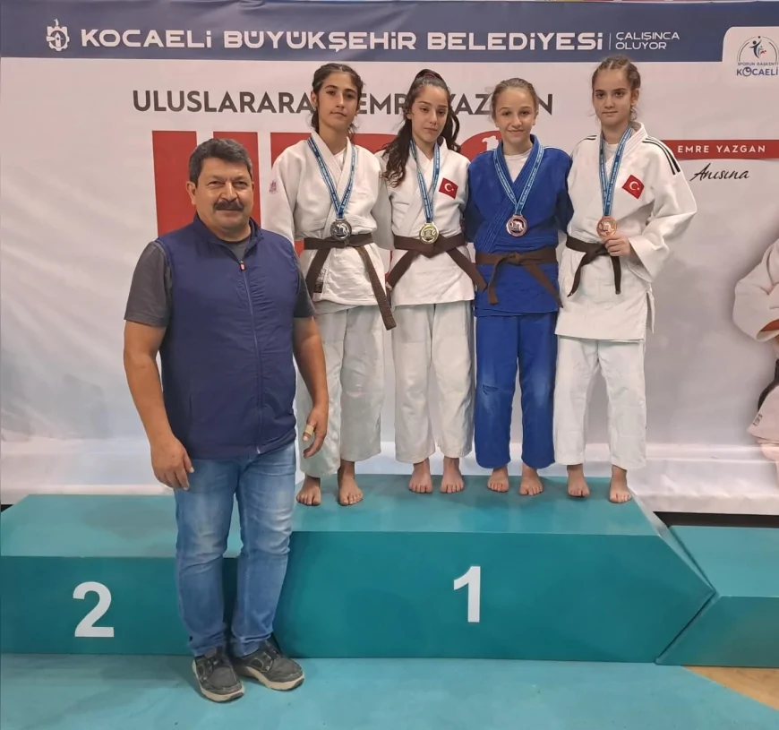 Manisa Gençlik ve Spor İl Müdürü Yunus Öztürk: “Uluslararası turnuvada 9 madalya kazanan sporcularımızı gönülden tebrik ediyorum”