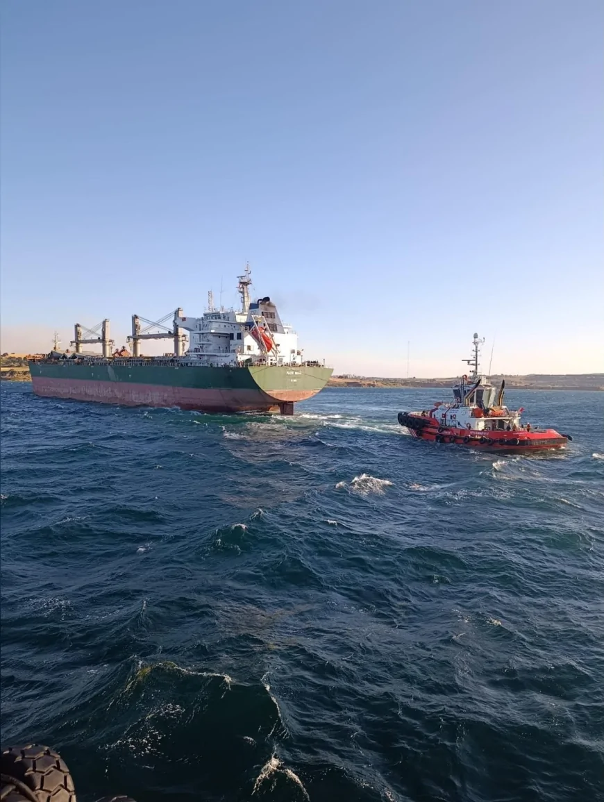 Çanakkale Boğazı'nda Makine Arızası Nedeniyle Karaya Oturan Yük Gemisi Sonrası Gemi Trafiği Çift Yönlü Olarak Durduruldu