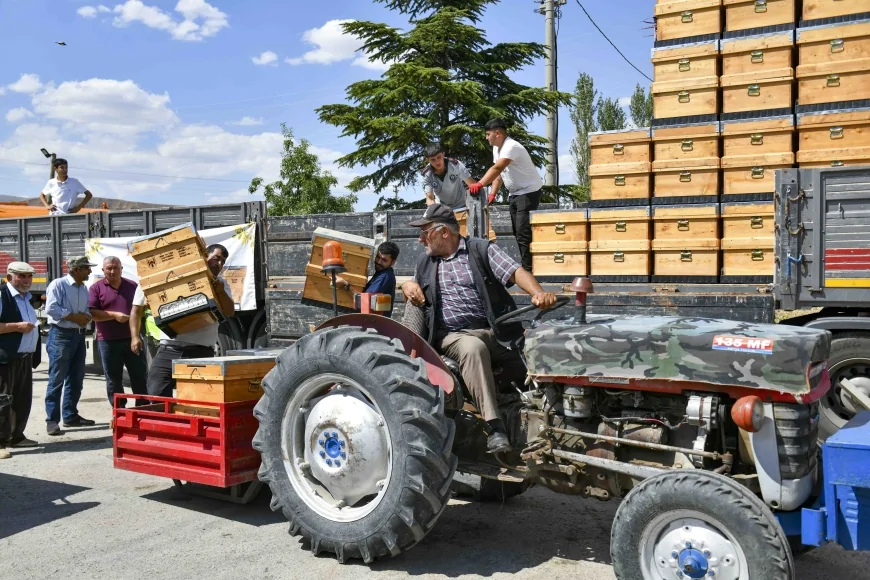 Ankara Büyükşehir Belediyesi arıcılara yüzde 50 hibeli 5 bin modern kovan desteğini 25 ilçede sürdürüyor