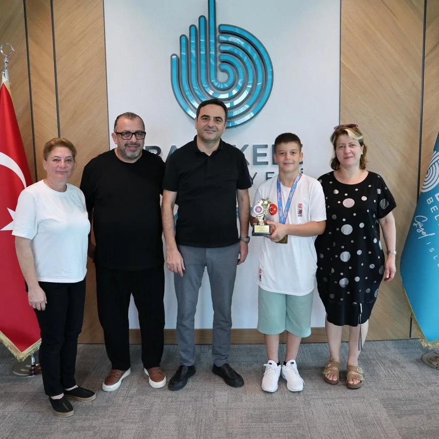 Başiskele Belediye Başkanı M. Yasin Özlü: “İnanıyorum ki evladımız Kadir Musab, Ay-Yıldızlı bayrağımızı daha nice ulusal ve uluslararası organizasyonda gururla dalgalandıracaktır”