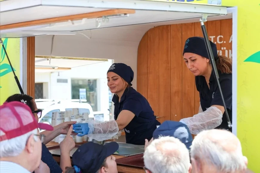 Aydın Büyükşehir Belediye Başkanı Özlem Çerçioğlu’ndan Pazarcı Esnafları ve Vatandaşlara Yaz Sıcağında Limonata İkramı