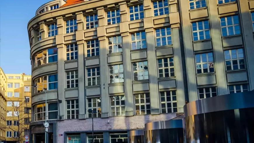 Prag Belediyesi, 35 dereceyi aşması beklenen sıcak hava dalgasına karşı şehir merkezinde klimalı serinleme alanı açtı