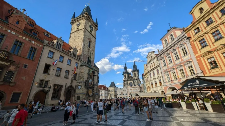 Prag'da 17 Temmuz sabahı tarihi meydanlar ve kafeler yaz sezonunun hareketliliğine sahne oldu