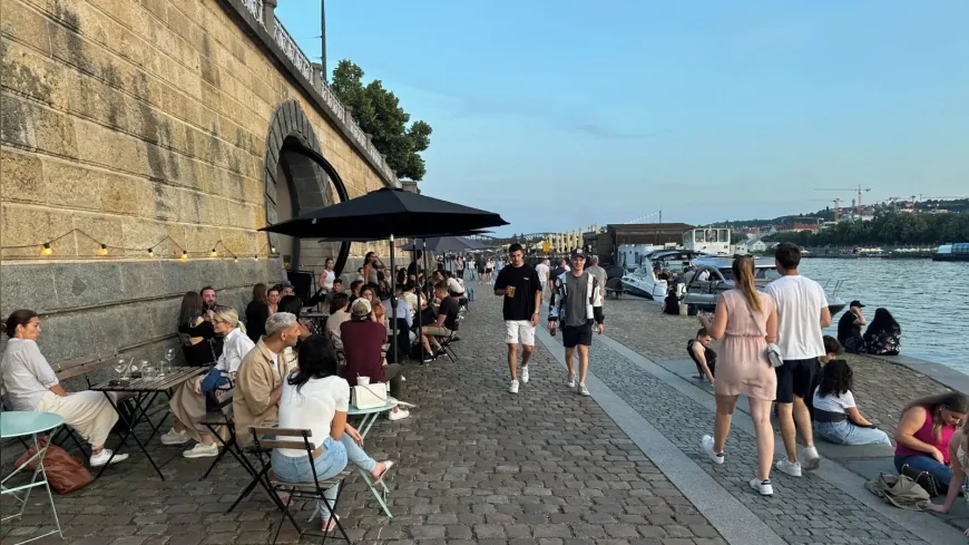 Prag’da Vltava Nehri Kıyıları Yaz Akşamlarında Yerli ve Yabancı Ziyaretçilerin Buluşma Noktası Haline Geldi