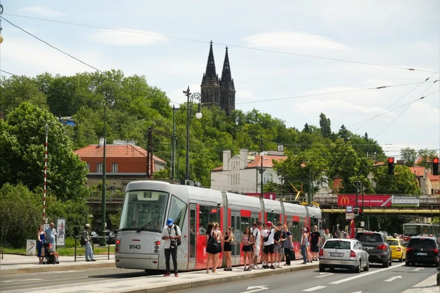 Prag’da Sabah ve Akşam Saatlerinde Toplu Taşıma Hatlarında Yolcu Yoğunluğu Artıyor