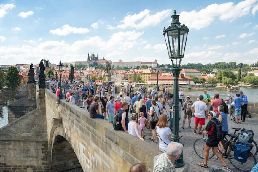 Prag’ın Tarihi Merkezinde Yaz Sezonuyla Birlikte Yaya Hareketliliği Arttı