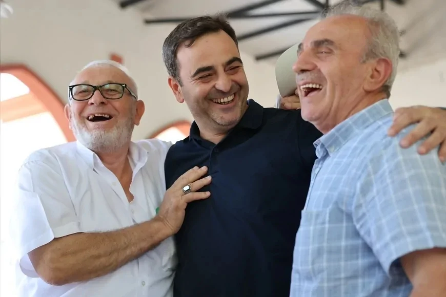 Başiskele Belediye Başkanı M. Yasin Özlü: “Gülüşünüz ömre bedel” diyerek hasta ve yaşlıları evlerinde ziyaret etti