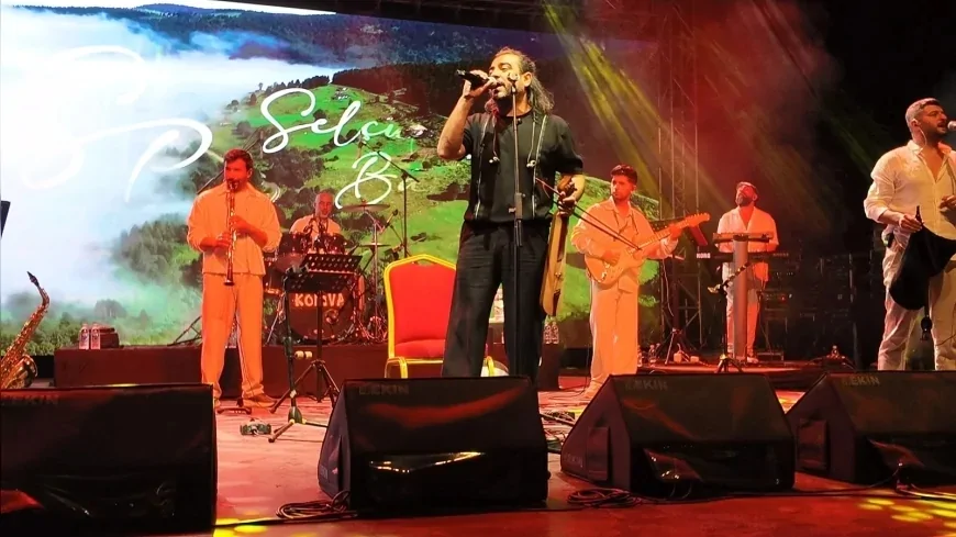 Bursa Büyükşehir Belediyesi’nin Uluslararası Bursa Festivali’nde Selçuk Balcı ve Koliva aynı sahnede Karadeniz ezgileriyle müzikseverlerle buluştu