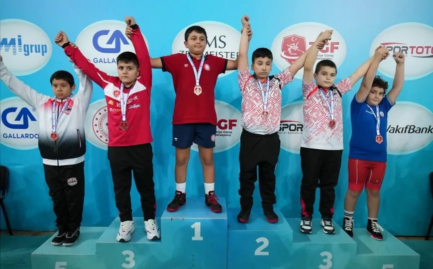 Ankara’da düzenlenen Grekoromen Güreş Minikler Türkiye Şampiyonası’nda Manisa’yı temsil eden sporcular 4 gümüş ve 7 bronz olmak üzere toplam 11 madalya kazandı.