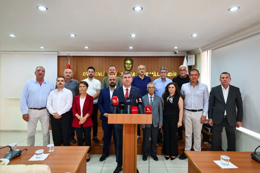 Burdur Belediye Başkanı Ali Orkun Ercengiz, düzenlediği basın toplantısında belediye meclis üyeleriyle birlikte Cumhuriyet Halk Partisi üyeliğinden istifa ettiklerini açıkladı