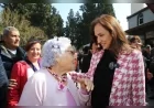 Karşıyaka Belediyesi Bilge Çınarlar’da 60 yaş ve üzeri vatandaşlar film eşliğinde örgü atölyesinde buluştu