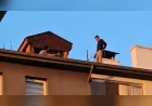 Çorum’da 5 katlı apartmanın çatısına çıkan kişi polis ekiplerinin iknasıyla indirildi