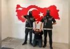 İçişleri Bakanlığı: “Yeni nesil suç örgütüyle bağlantılı olarak aranan Ö.A.K. Bakü’de yakalanarak ülkemize getirildi”
