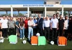 Buca Belediyesi amatör futbol kulüplerine spor malzemesi ve su desteği sağladı
