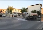 Menderes Belediyesi caddelerde temizlik seferberliği başlattı, yollar baştan sona yıkanarak temizlendi