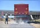 Manisa Büyükşehir Belediyesi Turgutlu ile Saruhanlı arasında 15 kilometrelik yolu yeniliyor