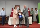Eskişehir Büyükşehir Belediye Başkanı Ayşe Ünlüce kırtasiye setlerini Alpu’da çocuklara bizzat teslim etti