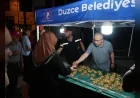 DÜZCE BELEDİYESİ MEVLİD KANDİLİ’NDE MERKEZ BÜYÜK CAMİ ÖNÜNDE VATANDAŞLARA LOKMA İKRAM ETTİ