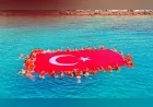 İzmirli sanatçı Hikmet Durmuş’un organizasyonunda Çeşme’de 120 kadın Türk bayrağını denizin üzerinde dalgalandırdı