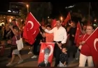 Dikili’de 30 Ağustos coşkusu meydanlara taştı, binlerce vatandaş meşaleli yürüyüşte buluştu