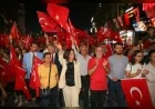 Karşıyaka Çarşısı 30 Ağustos Zafer Bayramı’nda binlerce kişinin katıldığı fener alayıyla gelincik tarlasına dönüştü