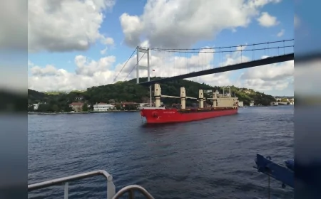 İstanbul Boğazı'nda Arızalanan Hacı Hüseyin Gemisi Ahırkapı Demir Sahası'na Emniyetle Demirletildi, Trafik Kuzey-Güney Yönünde Açıldı