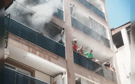 İzmir Büyükşehir Belediyesi İtfaiyesi Bayraklı'daki yangında aralarında 4 çocuğun bulunduğu 10 kişiyi kurtardı
