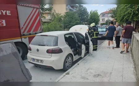 Çorum'da Park Halindeki Otomobilin Motorunda Çıkan Yangın İtfaiye ve Vatandaşların Müdahalesiyle Söndürüldü