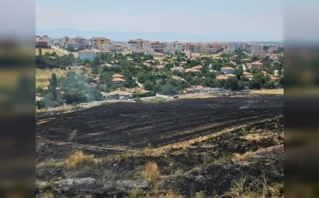 Çorum'da Şehitlik Arkasındaki Anız Yangınına Müdahalede İtfaiye Araçları Tarlaya Saplandı