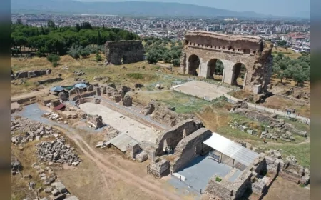 Kültür ve Turizm Bakanı Mehmet Nuri Ersoy: “Tralleis Antik Kenti’nde 2 bin yıllık yaklaşık 300 kişilik antik havuzu gün yüzüne çıkardık”