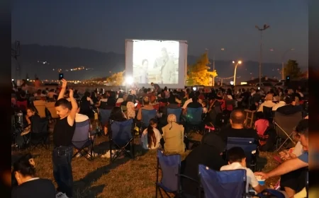 Düzce Belediyesi Açık Hava Sinema Akşamlarını Başlattı, Yeşil Vadi'nde Yüzlerce Vatandaş Aileleriyle Bir Araya Geldi!