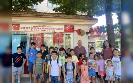 Yunusemre Belediyesi Merkez Efendi Mahallesi'ndeki Çocukları Yüzme Etkinliğinde Buluşturdu