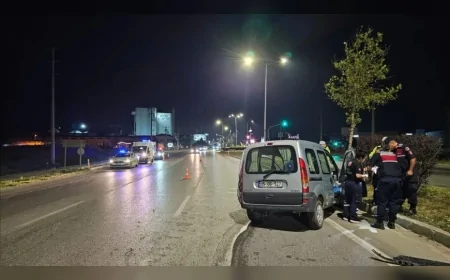 Çorum-Ankara Kara Yolunda Kaza: Refüjü Aşarak Karşı Şeride Geçen Hafif Ticari Araçta Anne ile Oğlu Yaralandı