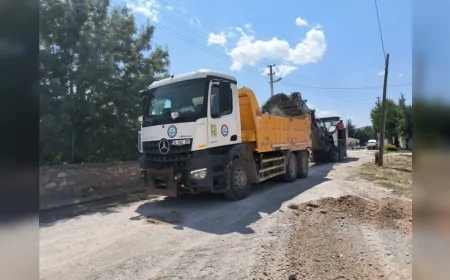 Eskişehir Büyükşehir Belediyesi Han'da Emirdağ Caddesi ve çevre yollarında ulaşım çalışmalarını sürdürüyor