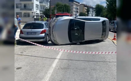 Çorum'da Park Halindeki Otomobile Çarpan Otomobil Devrildi