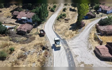 Eskişehir Büyükşehir Belediyesi Kırsal Mahallelerde Yol Yapım ve Sathi Kaplama Çalışmalarını Sürdürüyor