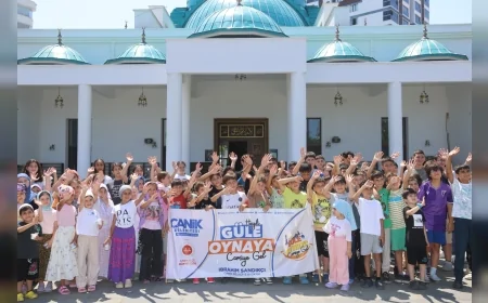 Canik Belediye Başkanı İbrahim Sandıkçı: “Çocuklarımızı Ve Gençlerimizi Hediyelerle Buluşturuyoruz”