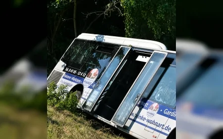 Hamburg-Harburg’da yolcu otobüsü hendeğe devrildi, sürücü ağır sağlık sorunuyla hastaneye kaldırıldı